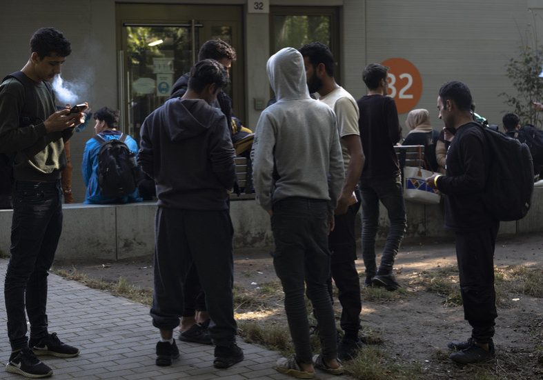 Germans back tougher limits on migrant benefits – poll — RT World News