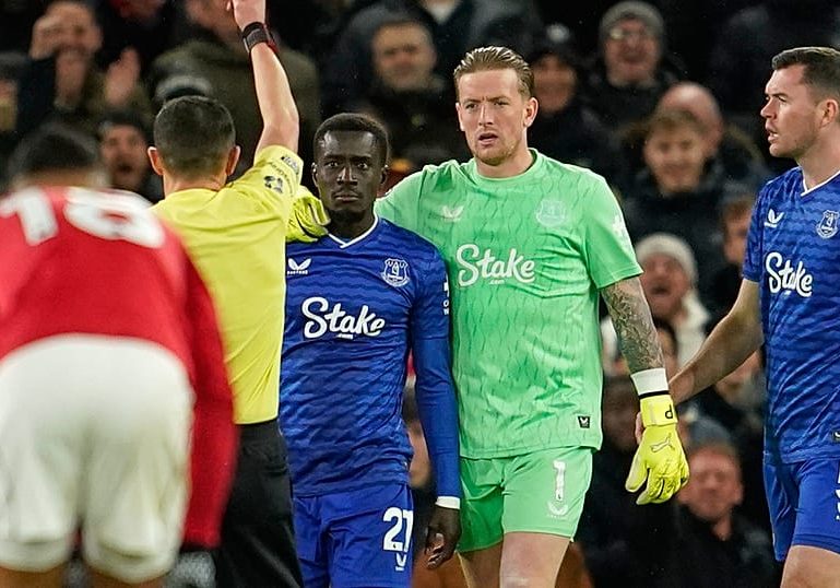 Everton’s Idrissa Gueye sent off for slapping teammate