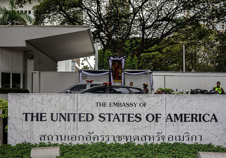 US tech giants advising foreign workers not to leave country – media — RT World News