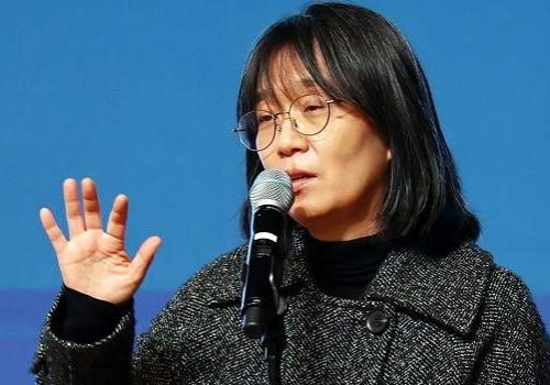 Here is a title that meets the requirements: "South Korean