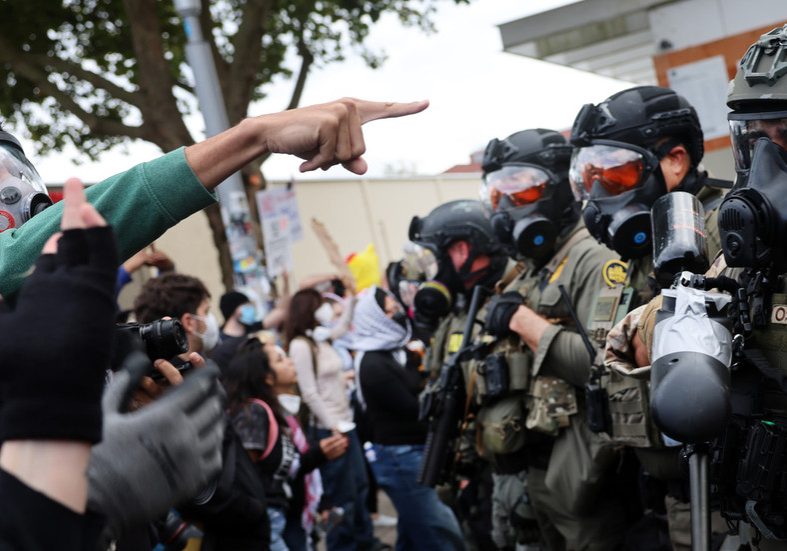Police detain anti-ICE protesters in Portland (VIDEO) — RT World News