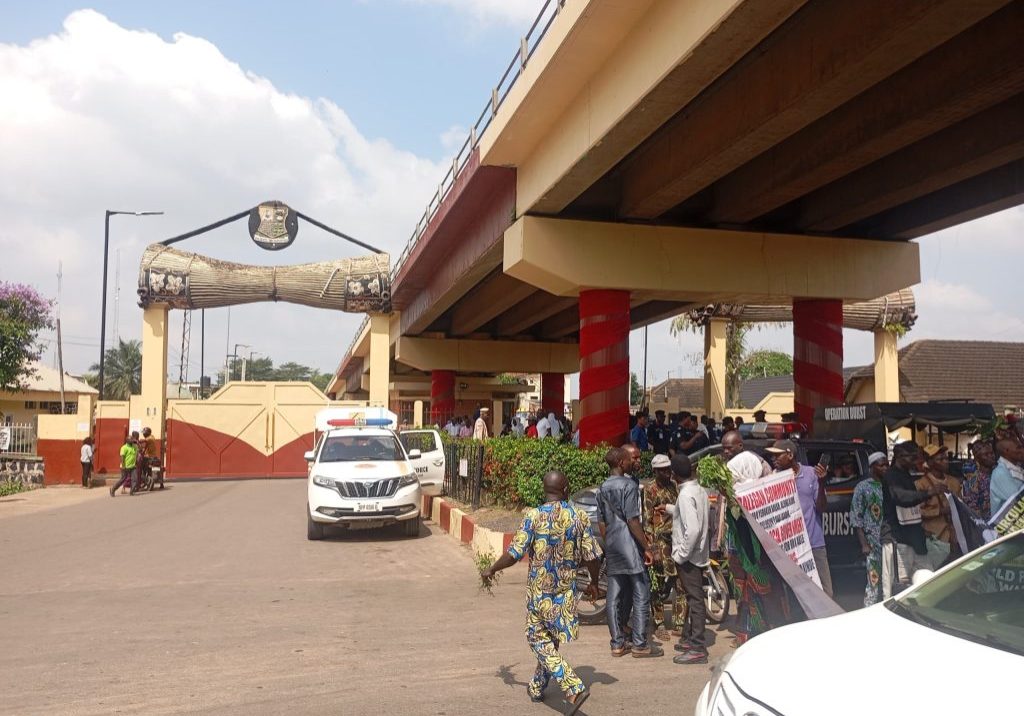 BREAKING: Residents block roads, protest over extension of Ibadan circular road [PHOTOS]