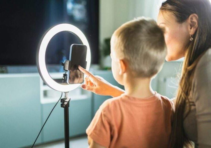 Illinois Passes Law Protecting Child Influencers, Requires Compensation for Online Illinois Passes Law Protecting Child Influencers, Requires Compensation for Online