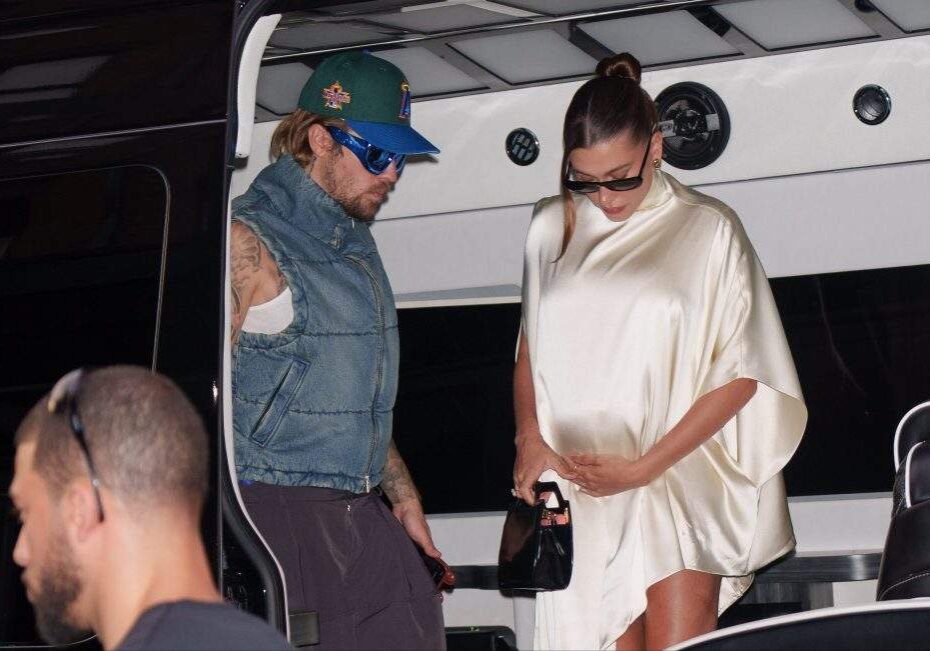 Justin Bieber Scolds Teen Fans in Hotel Lobby, Wants Privacy Justin Bieber Scolds Teen Fans in Hotel Lobby, Wants Privacy