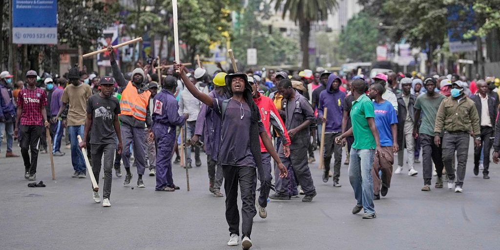 Police shoot man at close range during Kenyan protests