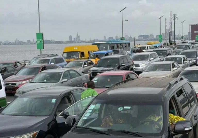 Oworonshoki residents block Third Mainland Bridge over demolition of houses