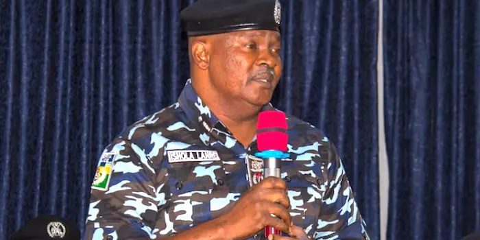 Lagos police chief surprises protesters with refreshments Lagos police chief surprises protesters with refreshments