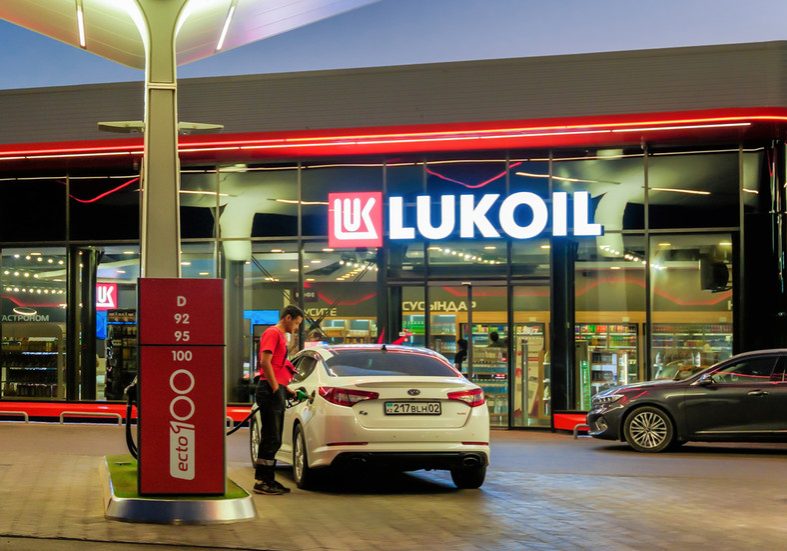 Russian oil major agrees sale of foreign assets to US firm — RT Business News