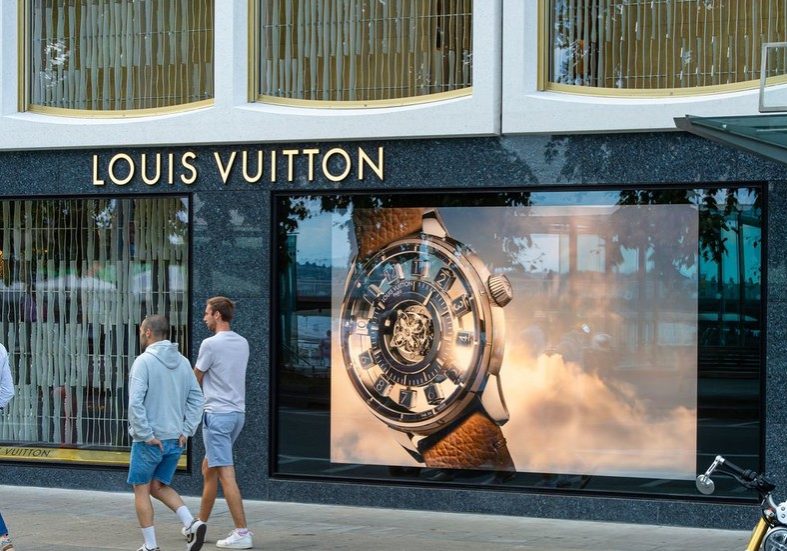Luxury Sales Plunge as US-China Tourists Pull Back Amid Currency Luxury brands suffer slump as tourist spending falls in Europe and Japan – FT — RT Business News