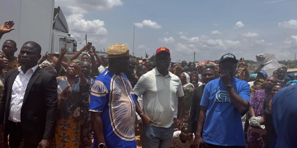 Makinde visits Aleshinloye market 20 days after fire tragedy Makinde visits Aleshinloye market 20 days after fire tragedy