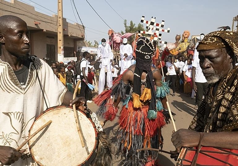 Mali: amidst adversity, Bamako's puppets bring joy to the streets