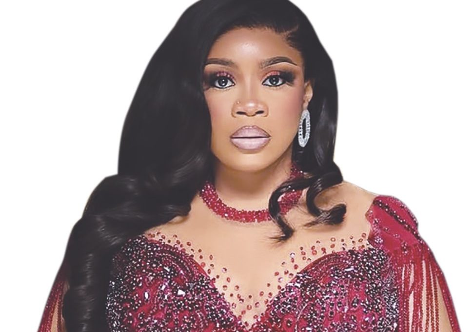 Nollywood: Wumi Toriola kneels to apologise as she reconciles with Afeez Owo [VIDEO]