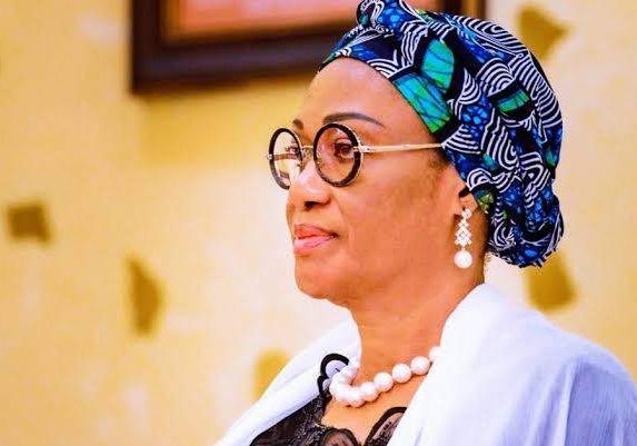 Oluremi Tinubu splashes N100000 each on 250 elderly persons in Oluremi Tinubu splashes N100000 each on 250 elderly persons in