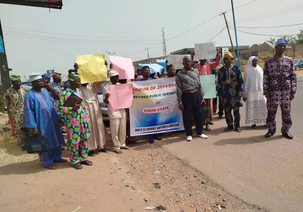 Osun retirees protest, demand N18,000 minimum wage implementation from state Osun retirees protest, demand N18,000 minimum wage implementation from state govt