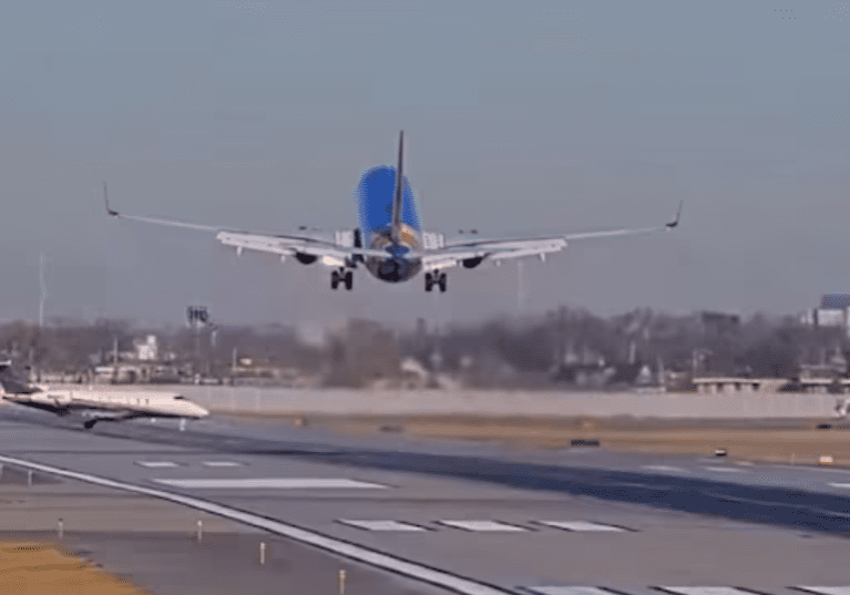 Passenger flight narrowly escapes collision with private jet in Chicago Passenger flight narrowly escapes collision with private jet in Chicago