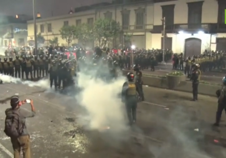 Peru protests turn violent in Lima amid government crisis One dead, over 100 injured in youth-led protest in Peru (VIDEOS) — RT World News