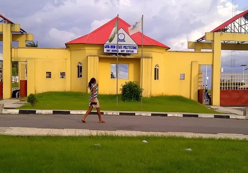 Polytechnic Workers Barricade Gates Demanding 65 Year Retirement Age