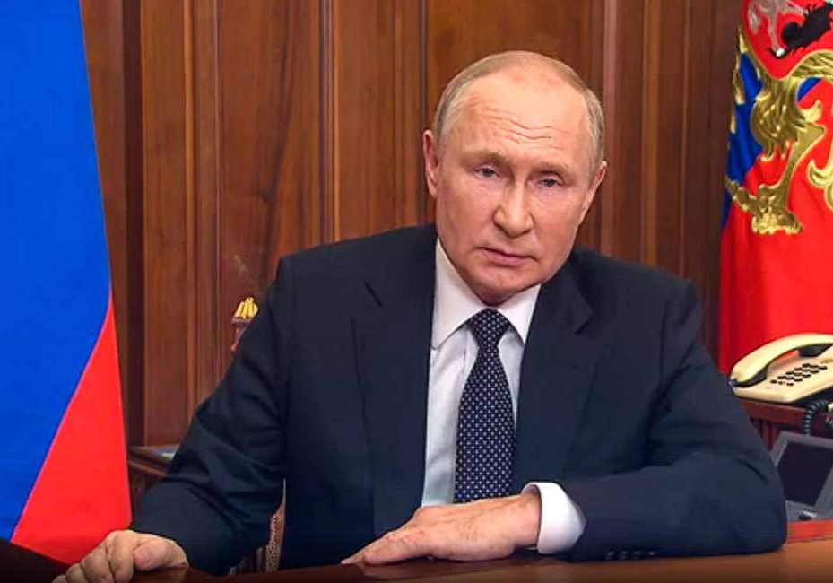 Putin signs decree granting citizenship to foreigners serving in Russian Putin signs decree granting citizenship to foreigners serving in Russian