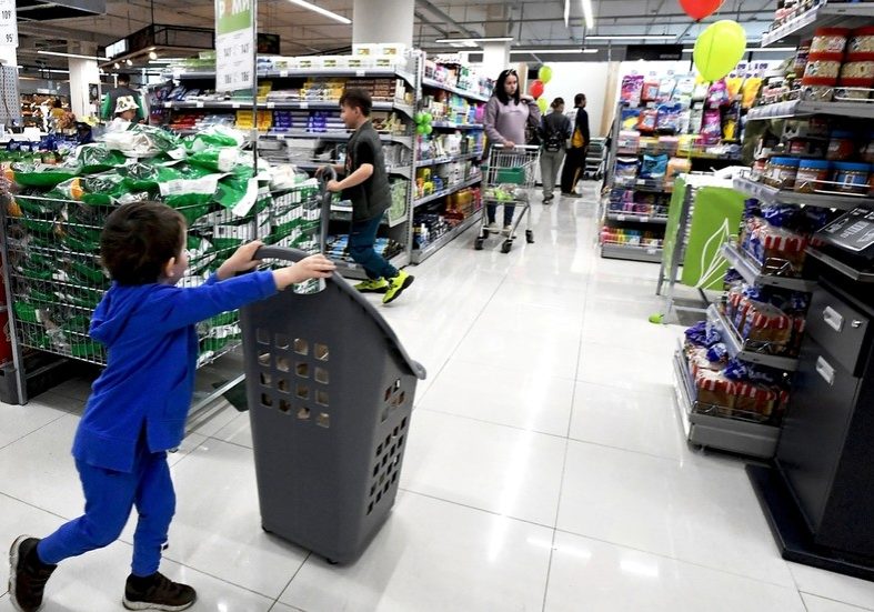 Russia reports major inflation drop in 2025 — RT Business News