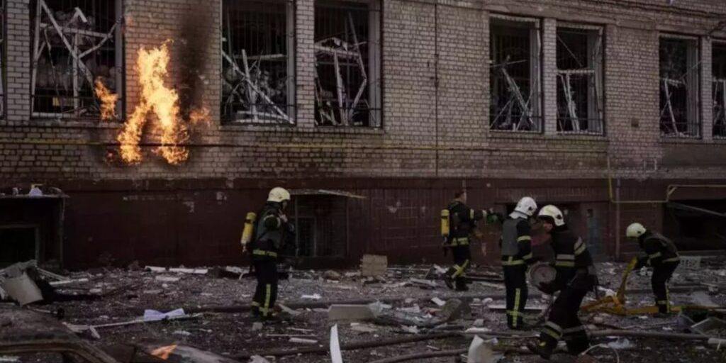 Russian troops intensify attacks on Ukrainian forces Russian troops intensify attacks on Ukrainian forces