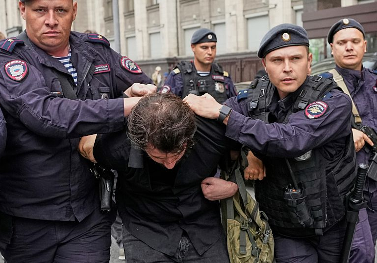 New law to punish Russians who search online for 'extremist' content