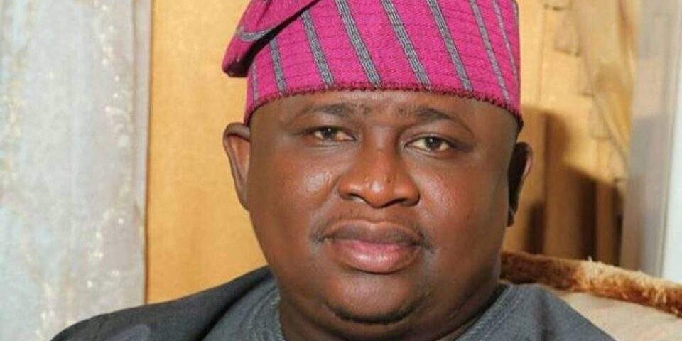 Senator empowers 5000 Ogun traders with grants