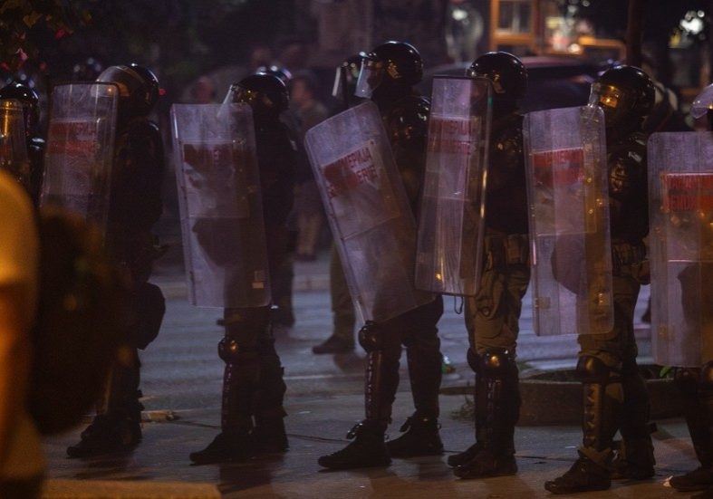 Protesters and government supporters clash on streets of Belgrade (VIDEOS) — RT World News