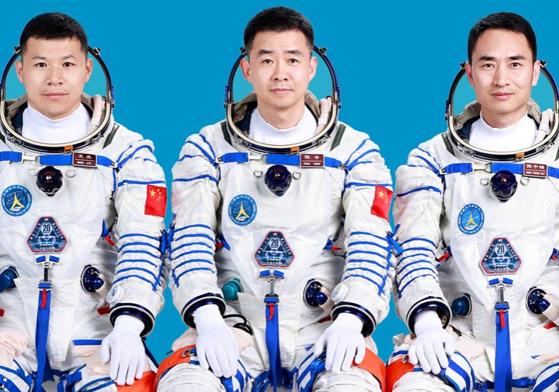 Chinese astronauts stranded after suspected debris strike  — RT World News