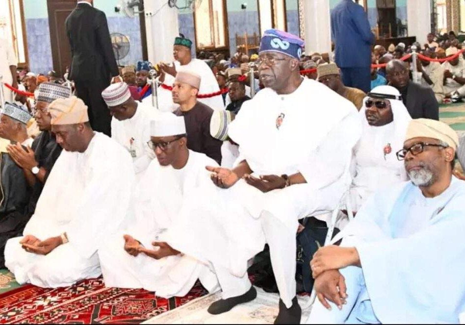 Tinubu attends Friday prayers with Lagos residents — Daily Nigerian Tinubu attends Friday prayers with Lagos residents — Daily Nigerian