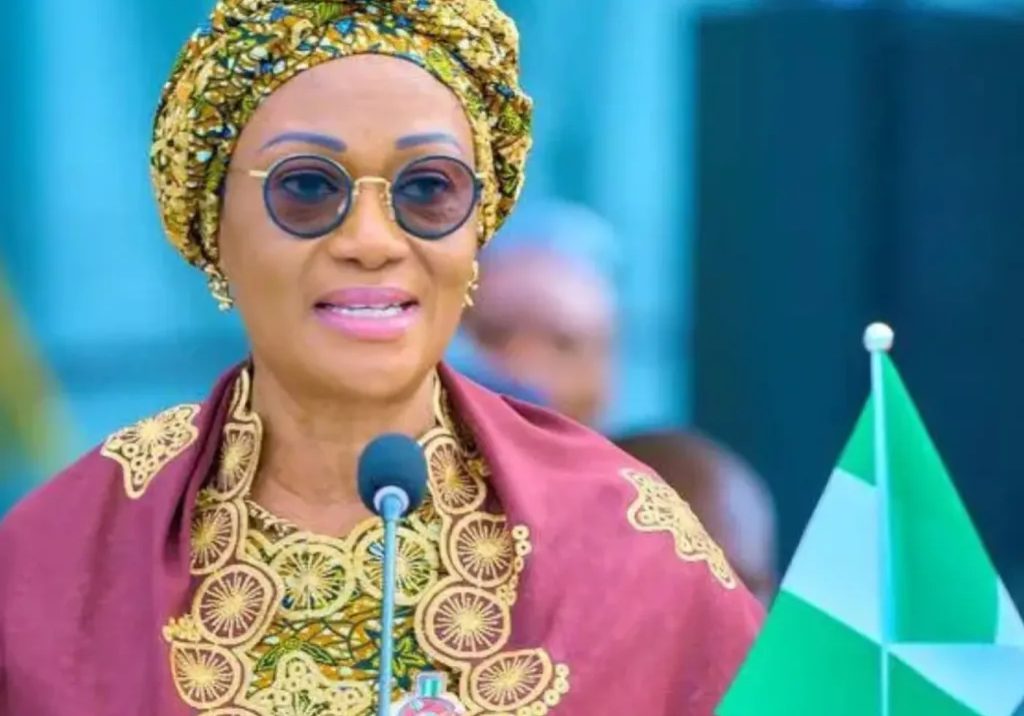 Tinubu's wife distributes grants to 500 Abia women