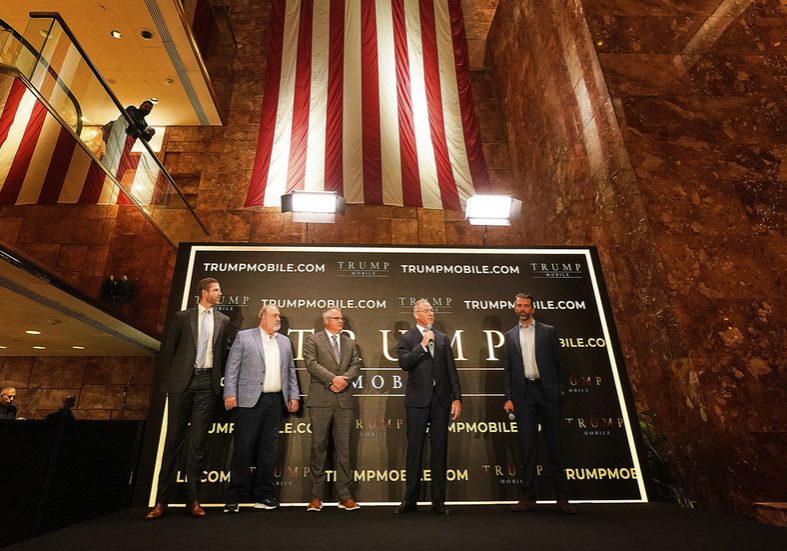 Trump Org releases golden smartphone (PHOTO, VIDEO) — RT Business News