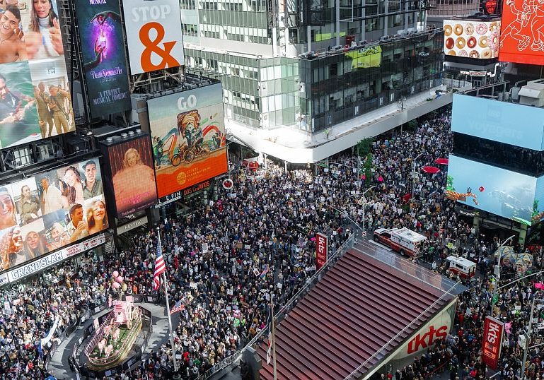 Trump protesters swarm US cities in No Kings rallies USA : Tens of thousand take to the streets in Anti-Trump 'No kings' protests