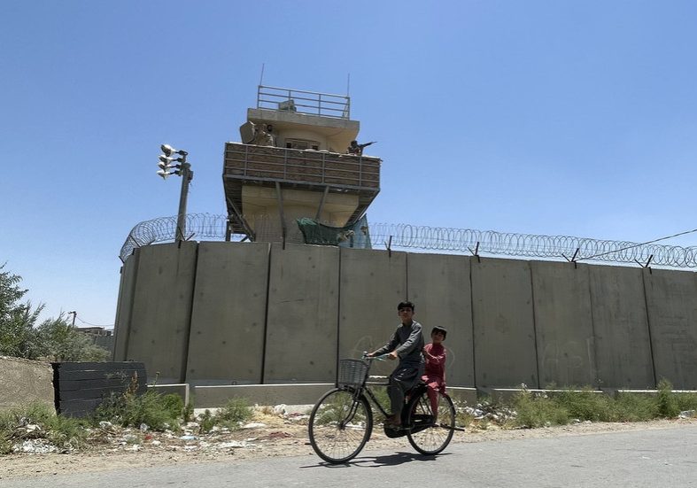 US wants key Afghan air base back — RT World News