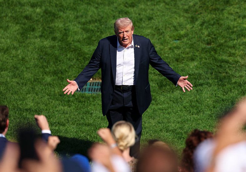 Trump warns of ‘catastrophe’ if tariffs scrapped — RT World News