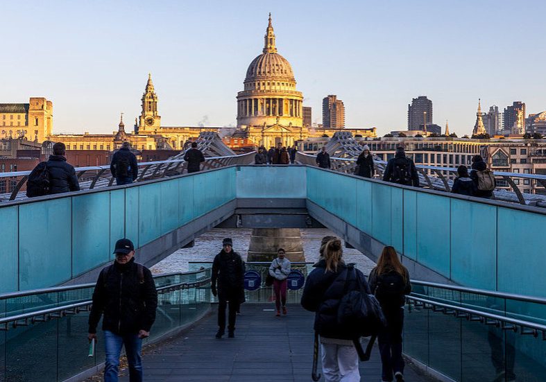 Britons getting poorer – report — RT Business News