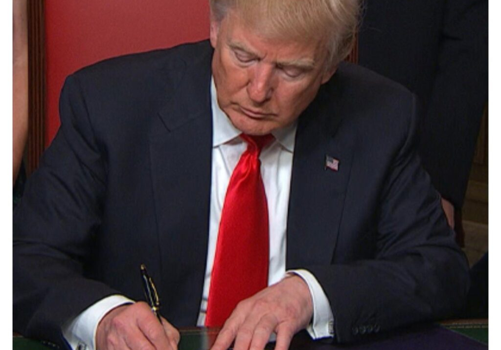 US: Trump blocks federal funding for schools with COVID-19 vaccine mandates