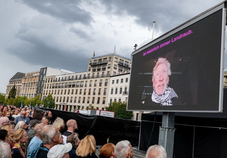 Let people decide whether they want to be ruled by ‘disciples of Bandera’ – Roger Waters — RT World News