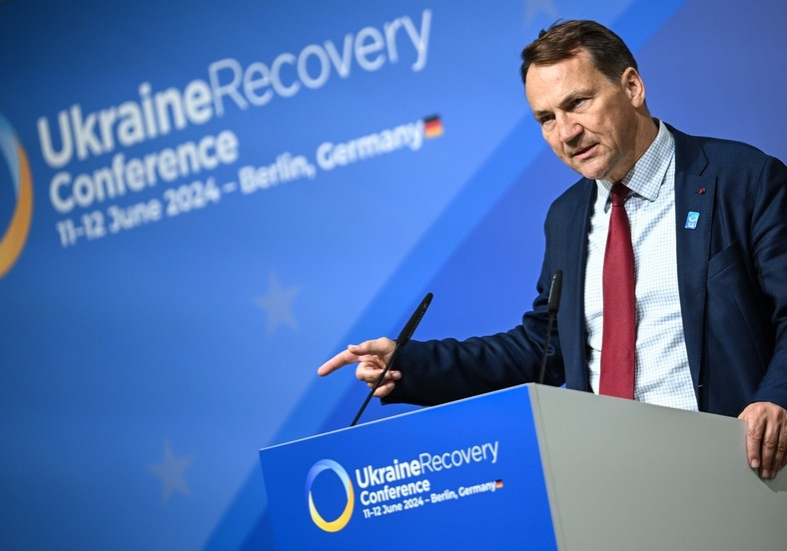 Poland cautions Ukrkaine over anti-corruption crackdown — RT World News