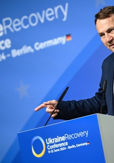 Poland cautions Ukrkaine over anti-corruption crackdown — RT World News