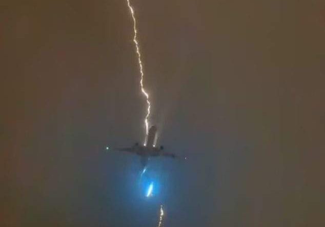 Viral Video Lightning Strikes Plane Mid Flight with 400 Passengers Viral Video Lightning Strikes Plane Mid Flight with 400 Passengers