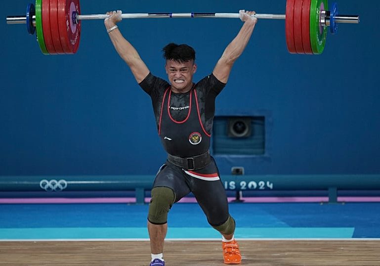 Indonesian weightlifter wins record-breaking 79kg gold at Southeast Asian Games