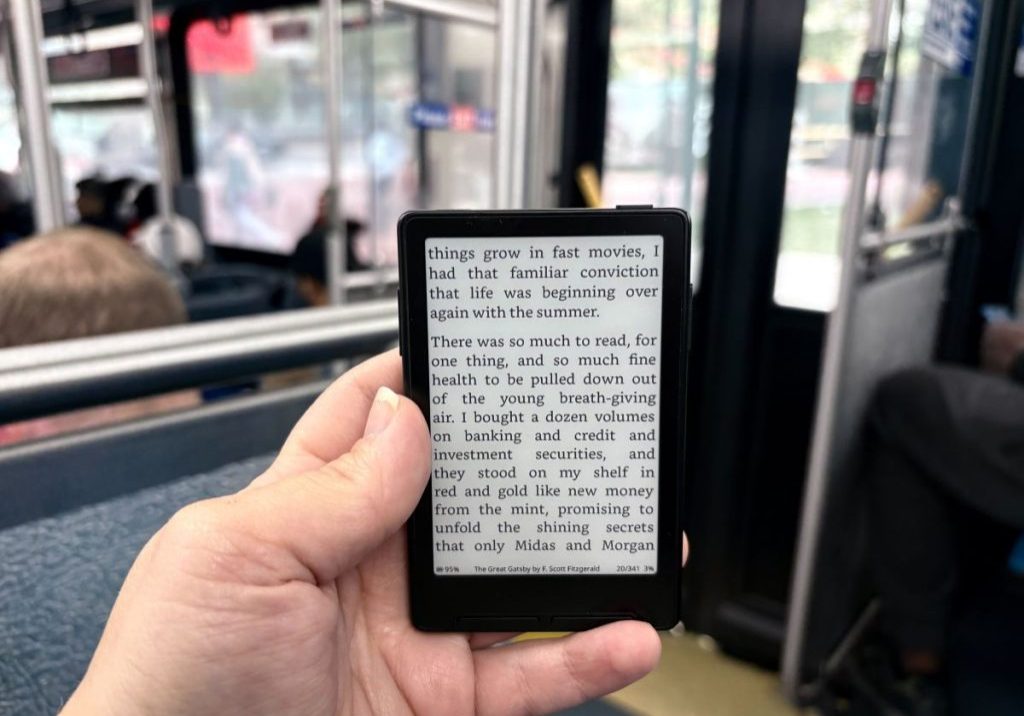 This tiny, magnetic e-reader could stop you from doomscrolling