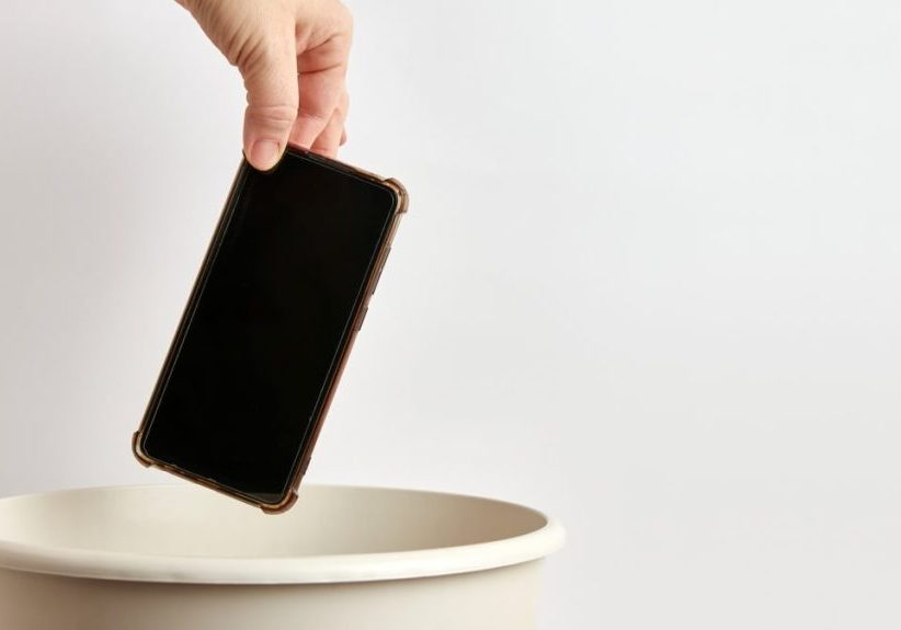 I abandoned my iPhone for a Razor, and my life is better