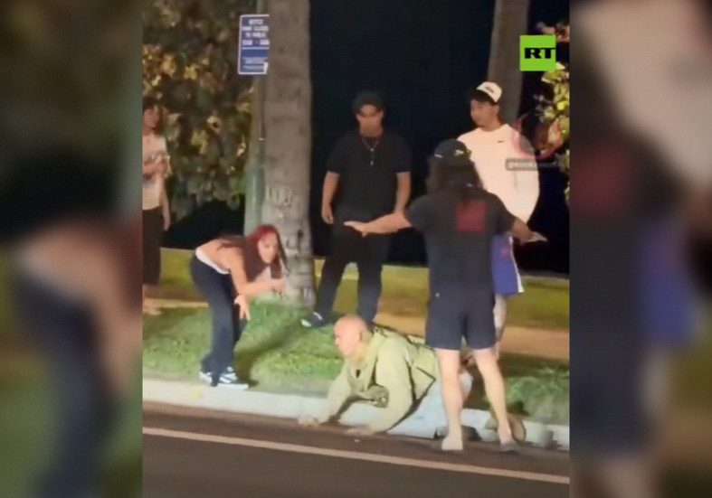 Hawaii protesters attack man in ICE gear (VIDEO) — RT World News
