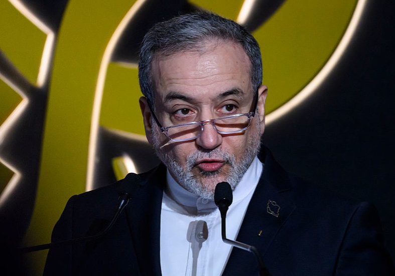 Iran warns it will strike US bases if attacked — RT World News