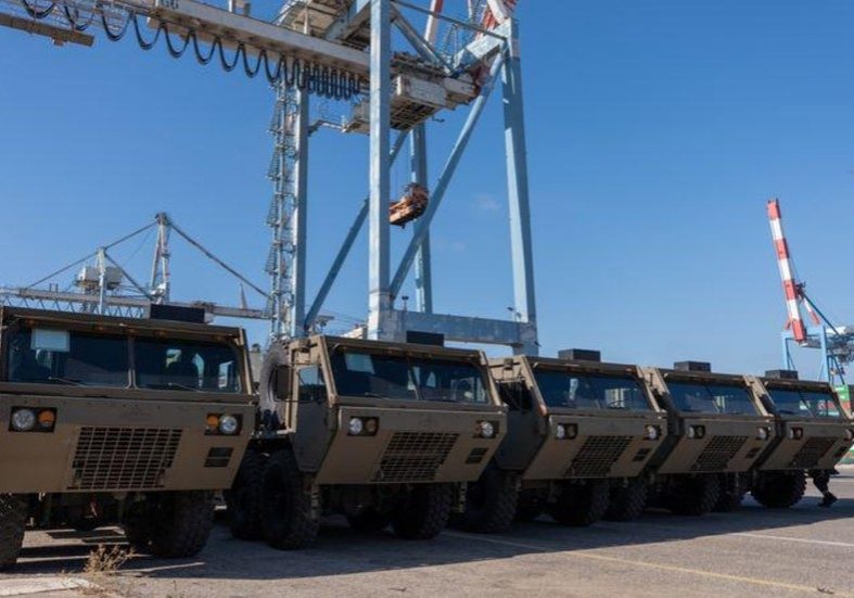 US ships tons of munitions and hardware to Israel — RT World News
