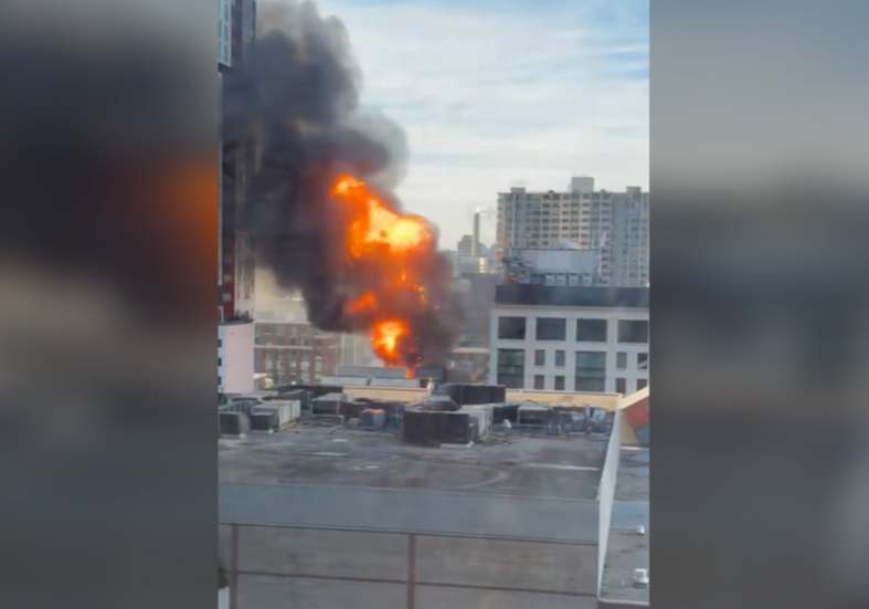 ‘Explosions’ and fire rock Toronto building (VIDEOS) — RT World News