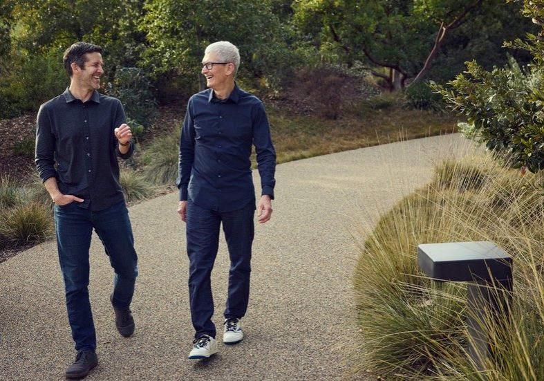 Tim Cook stepping down as Apple CEO — RT Business News