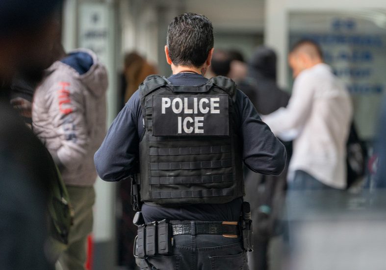 Trump threatens to deploy ICE to US airports — RT World News